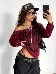 StreetHx Áo sweatshirt dài tay nữ màu xám, vai lệch, kiểu dáng sinh viên, in họa tiết Anh Quốc bạc màu, đính đinh tán, phong cách punk Y2K cá tính. - Đỏ - Xem 1