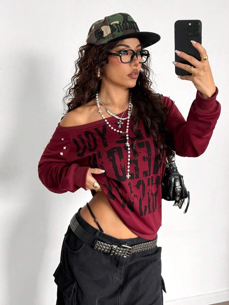 StreetHx Áo sweatshirt dài tay nữ màu xám, vai lệch, kiểu dáng sinh viên, in họa tiết Anh Quốc bạc màu, đính đinh tán, phong cách punk Y2K cá tính. - Đỏ - Xem 1