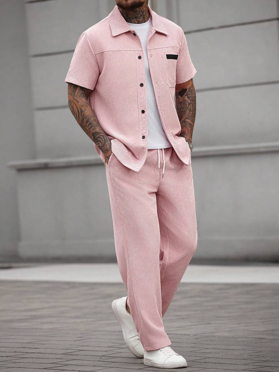 Manfinity CasualCool 男士夏季纯色灯芯绒短袖衬衫和裤子休闲套装,男士白色两件套裤装,男士白色两件套服装,男士两件套休闲西装,男士套装,男士两件套服装,适合周末旅行、户外活动、探险旅行、轻松的工作环境或半正式场合,可作为男友/丈夫礼物、周年纪念/生日礼物、派对、暑假、新年、婚礼、情人节礼物,粉色套装 - 粉色 - 查看 1