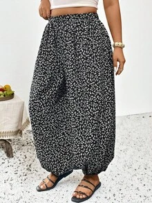 SHEIN Frenchy Celana Panjang Model Lentera Ukuran Plus Gaya Boho Hitam Motif Bunga Acak untuk Wanita, Terbuat dari Kain Tenun - Hitam - View 4