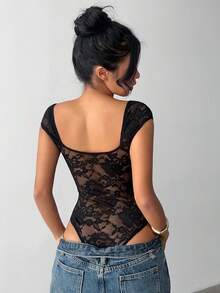 SHEIN PETITE CURVE Bộ đồ liền thân ren màu đen ôm sát, cổ tim, chất liệu ren co giãn cao cấp, thích hợp cho nữ cỡ lớn và nữ dáng nhỏ nhắn, mang phong cách lãng mạn và thanh lịch mùa hè. Quần dành cho nữ dáng nhỏ nhắn, phù hợp với phụ nữ nhỏ nhắn. Cạp cao giúp bạn trông thon gọn và dài chân hơn, phù hợp với phụ nữ dáng nhỏ nhắn. Thích hợp cho mọi mùa và mọi dịp, phù hợp cho nữ dáng nhỏ nhắn. Áo tank top mùa hè, trang phục mùa hè, trang phục nghỉ hè, áo tank top dài mùa hè cho nữ, trang phục mùa xuân, áo tank top, áo tank top thường ngày, áo tank top cạp cao giúp thon gọn cho mùa hè, quần dự tiệc thanh lịch cho nữ, quần thanh lịch dự tiệc, quần thanh lịch cho quý cô, trang phục nghỉ mát cho nữ, trang phục nghỉ lễ cho nữ, trang phục nghỉ hè, trang phục du lịch mùa hè, trang phục lễ hội, trang phục lễ hội cho nữ năm 2026, trang phục lễ hội cho nữ 2026, quần áo lễ hội cho nữ, trang phục lễ hội cho nữ. - màu đen - Xem 2