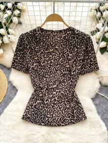 Trelyra 2026新款女士时尚豹纹印花仿裹身T恤 - V领短袖，饰有褶皱细节，百搭休闲办公简约度假风豹纹上衣动物纹上衣猎豹纹上衣女士短袖上衣短袖上衣豹纹短袖上衣女士短袖上衣女士上衣优雅动物纹上衣女士短袖上衣 - 彩色 - 查看 2