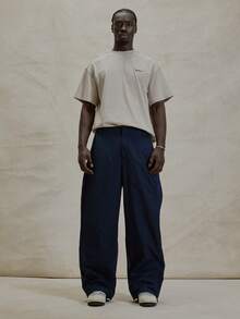 Musero Calça Pantalona de Perna Reta com Cintura Média, Detalhes de Construção em Painel, Essenciais de Inverno - Azul Marinho - Visão 1
