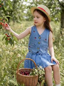 SHEIN Vintaside Kids Regata Casual Solta Lavada em Azul Claro para Meninas Jovens, Design Fofo de Pêssego; Combinada com Saia Denim Plissada de Cintura Elástica. Feita de Denim de Algodão Macio e Leve, Um Item Essencial para Meninas da Moda, Adequado para Uso na Primavera/Verão, Casual, OOTD, Passeio, Festa. Novo Lançamento para o Outono de 2025 - Lavagem Média - Visão 5