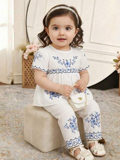 SHEIN Baby Girls' T-Shirt Set, Cute Short Sleeve Top And Pants 2 Pieces Outfit, White Set With Blue Floral Trim, Traditional , Soft Knit Fabric, Suitable For Party, Gathering, Formal Wear And Casual Wear, Traditional Arabic Baby Clothing Blue And White Outfit For Baby Girl Cross Embroidery Clothing For Baby Girls Toddler Smocked Outfit