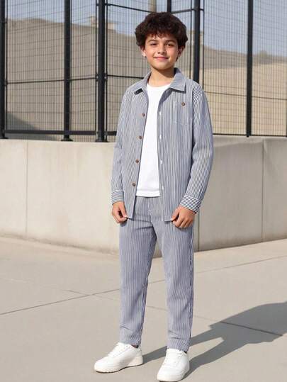 SHEIN Conjunto de 2 piezas de camisas y pantalones deportivos casuales para niños preadolescentes, con un ajuste relajado, rayas texturizadas y cuello vuelto, adecuado para atuendos de niños, ropa de niño pequeño, conjuntos de vuelta al colegio para niños, fiestas de cumpleaños, eventos nocturnos, actuaciones, bodas, bautizos y ceremonias de graduación. Es adecuado para uso diario, escuela, viajes, deportes y las temporadas de primavera y verano.