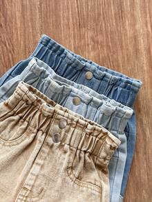 SHEIN Vintaside Kids 这款女婴三件套牛仔套装，包含浅蓝色、卡其色和藏蓝色三种颜色的牛仔短裤，采用松紧腰带和双扣设计，方便穿脱，尽显复古时尚风范。浅蓝色清新如海风，卡其色休闲舒适，藏蓝色经典百搭。所有颜色均保留了牛仔面料的天然质感，卷边裤脚更添休闲气息。 - 彩色 - 查看 4