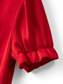 Franclia 2026新款女装：优雅通勤日常浪漫休闲办公百搭褶皱圆领3D立体花卉装饰泡泡袖短袖上衣。缎面面料，红色衬衫。优雅、时尚、休闲、通勤、商务、办公、日常休闲、百搭、都市优雅、情人节、派对、春夏穿着。红色衬衫，优雅女式红色上衣。红色缎面上衣，女士红色衬衫，女士缎面衬衫，玫瑰细节衬衫。 - 紅色 - 查看 6