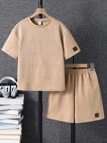 SHEIN 2件套儿童/青少年男童休闲韩版舒适贴布装饰宽松圆领T恤和短裤针织套装，适合通勤、上学、日常休闲外出、运动、春夏穿着。 - 卡其色 - 查看 2