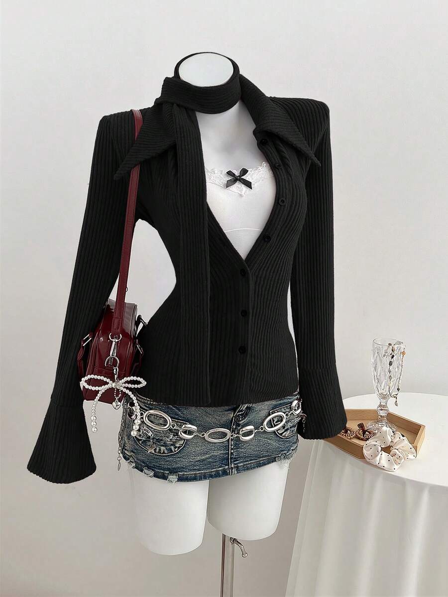 Elamini 棕色针织抓绒罗纹面料两件套，包含围巾和开衫。开衫采用纽扣闭合设计，翻领，长款喇叭袖，开衩下摆，修身剪裁，适合秋冬季节穿着。时尚百搭，适合通勤、办公、教学、大学等各种场合，尽显优雅浪漫，日常穿着也十分舒适。 - 黑色 - 查看 1