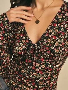 Poéselle Áo thun dài tay cổ chữ V buộc phía trước họa tiết hoa cho nữ - Áo thun Cottagecore cổ điển co giãn cho phong cách mùa thu Áo thun dài tay buộc phía trước họa tiết hoa cho nữ Áo cánh Cottagecore Áo thun hoa Y2k Áo cổ chữ V nhún bèo Áo thun Jersey ôm vừa vặn họa tiết hoa mùa thu cho nữ Áo thun dài tay cổ chữ V họa tiết hoa nhỏ xinh xắn, vừa vặn, thanh lịch, buộc phía trước - Nhiều màu - Xem 4