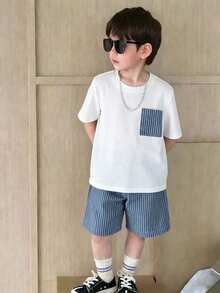 Genkimix Kids 两件套男童春夏休闲简约白色华夫格竖条纹牛仔口袋装饰圆领短袖上衣，搭配弹力腰竖条纹水洗牛仔短裤。精湛的牛仔水洗工艺，简约百搭的风格，适合夏季穿着，展现男孩个性，适合4-7岁儿童日常休闲穿着。 - 白色 - 查看 3