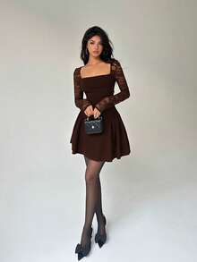 Aloruh فستان قصير مكشكش بخصر مطوي مع تصميم رقعة من الدانتيل وياقة مربعة للنساء - بني - مشاهدة 5