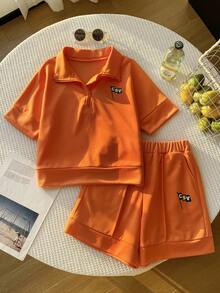SHEIN Explorewe 2件套女童宽松Polo衫套装，休闲宽松拉链领Polo衫搭配口袋阔腿短裤，饰有字母印花，休闲运动学院风，舒适夏季套装 - 橘色 - 查看 9