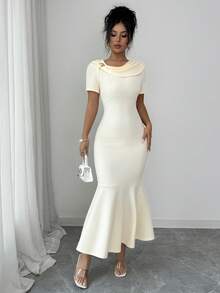 Elenzga 女士新款杏色针织波浪纹理面料连衣裙，不对称肩部设计，金属装饰，收腰，鱼尾裙摆，浪漫，性感，简约，百搭 - 杏色 - 查看 3