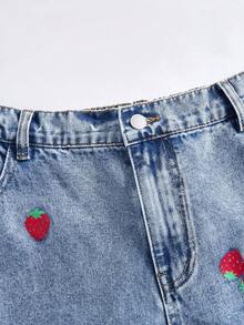 SHEIN MOD 大码女装休闲日常通勤情人节约会草莓印花水洗宽松阔腿牛仔裤春夏女装情人节嘉年华沙滩裤度假女装度假装夏季度假休闲女装大码女装阔腿牛仔裤，饰有可爱草莓刺绣高腰牛仔裤 - 藍色 - 查看 6