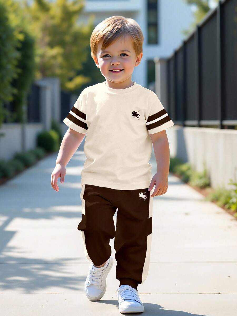 SHEIN Bộ đồ 2 mảnh cho bé trai phong cách tối giản, đa năng, cổ điển, phối màu thời trang, kiểu dáng preppy, gồm áo thun ngắn tay và quần dài in logo ngựa, thoải mái, thích hợp cho mùa xuân và mùa hè. - Nhiều màu - Xem 1