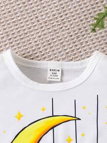 SHEIN 2件套幼儿男童星月灯笼图案圆领短袖T恤短裤套装，适合夏季、斋月装饰、斋月儿童、斋月服装、伊斯兰服装、童装、幼儿服装、婴儿套装、男婴套装，尺码6个月-3岁 - 白色 - 查看 4