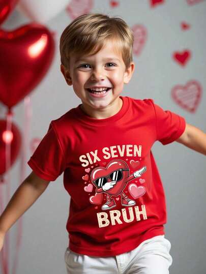 男童休闲时尚舒适创意可爱爱心字母“SIX SEVEN BRUH”图案短袖圆领T恤，适合春夏郊游、运动、聚会等场合。