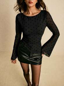 Poéselle Áo thun nữ thời trang tay loe in chấm bi, vạt áo bất đối xứng - màu đen - Xem 3