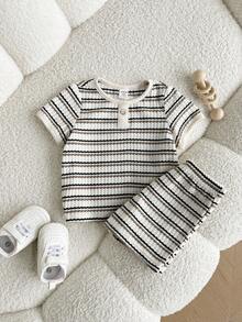Bộ quần áo 2 mảnh kiểu dáng sinh viên retro, áo thun và quần short kẻ sọc này rất phù hợp cho trẻ em, bé trai và các bé trai đi học. Hoàn hảo cho các bữa tiệc sinh nhật, tiệc tối, biểu diễn, đám cưới, lễ rửa tội, lễ khai trương, mặc hàng ngày, đi học, dã ngoại, thể thao và mùa xuân/hè. - Màu be - Xem 5