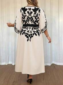 SHEIN CURVE+ Curve 尺码 US22 音乐节、海滨度假、波西米亚风女士撞色印花长连衣裙，印花腰带连衣裙 - 彩色 - 查看 3