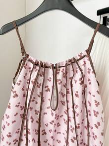 SHEIN Frenchy 女士印花休闲百搭度假约会吊带背心，法式雏菊印花抽绳吊带背心，撞色滚边设计，轻盈雪纺拼接撞色吊带背心，夏季新款，粉色上衣，女士印花上衣，夏季假日，女士度假，波西米亚风上衣，优雅 - 粉色 - 查看 6