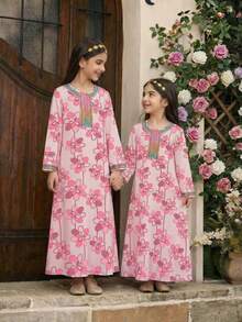 Vestido rosa para niñas preadolescentes, hecho de tela suave para un uso cómodo. El Body del vestido es de un tono rosa suave, con volantes blancos en los hombros decorados con flores rosas, agregando un toque. El vestido también presenta un lindo estampado de muñeca, dando una sensación juguetona. Este vestido ligero es perfecto para ocasiones de primavera/verano como fiestas y salidas - Multicolor - Ver 3