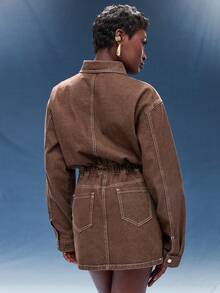 Normani 收腰牛仔翻盖口袋按扣牛仔迷你连衣裙 - 棕色 - 查看 2