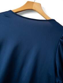 GlowEve CURVE 大码女式圆领短袖修身缎面弹力优雅奢华T恤 - 藏蓝色 - 查看 5
