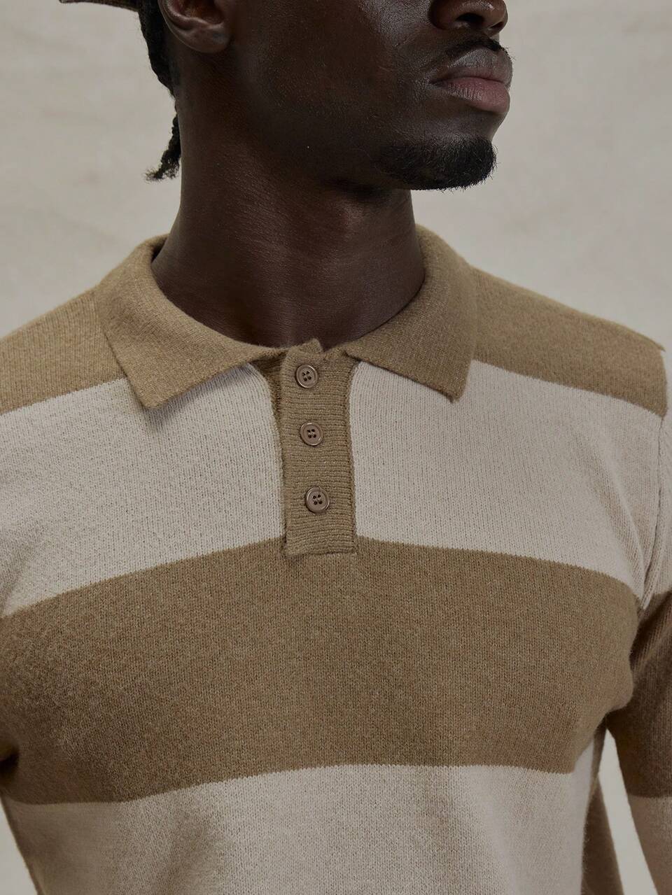 Pull tricoté à manches longues, coupe régulière, style polo, avec rayures contrastées. Essentiel pour le printemps et l'été
