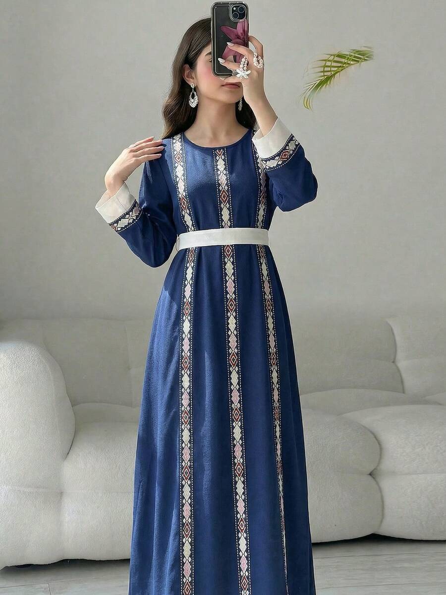 这款黑色长袖连衣裙专为少女设计，饰有乌兰卡布玫瑰印花，尽显中东风情。无论是外出休闲、宴会盛宴，还是其他正式场合，都能轻松驾驭，尽显宫廷风范。 - 彩色 - 查看 1