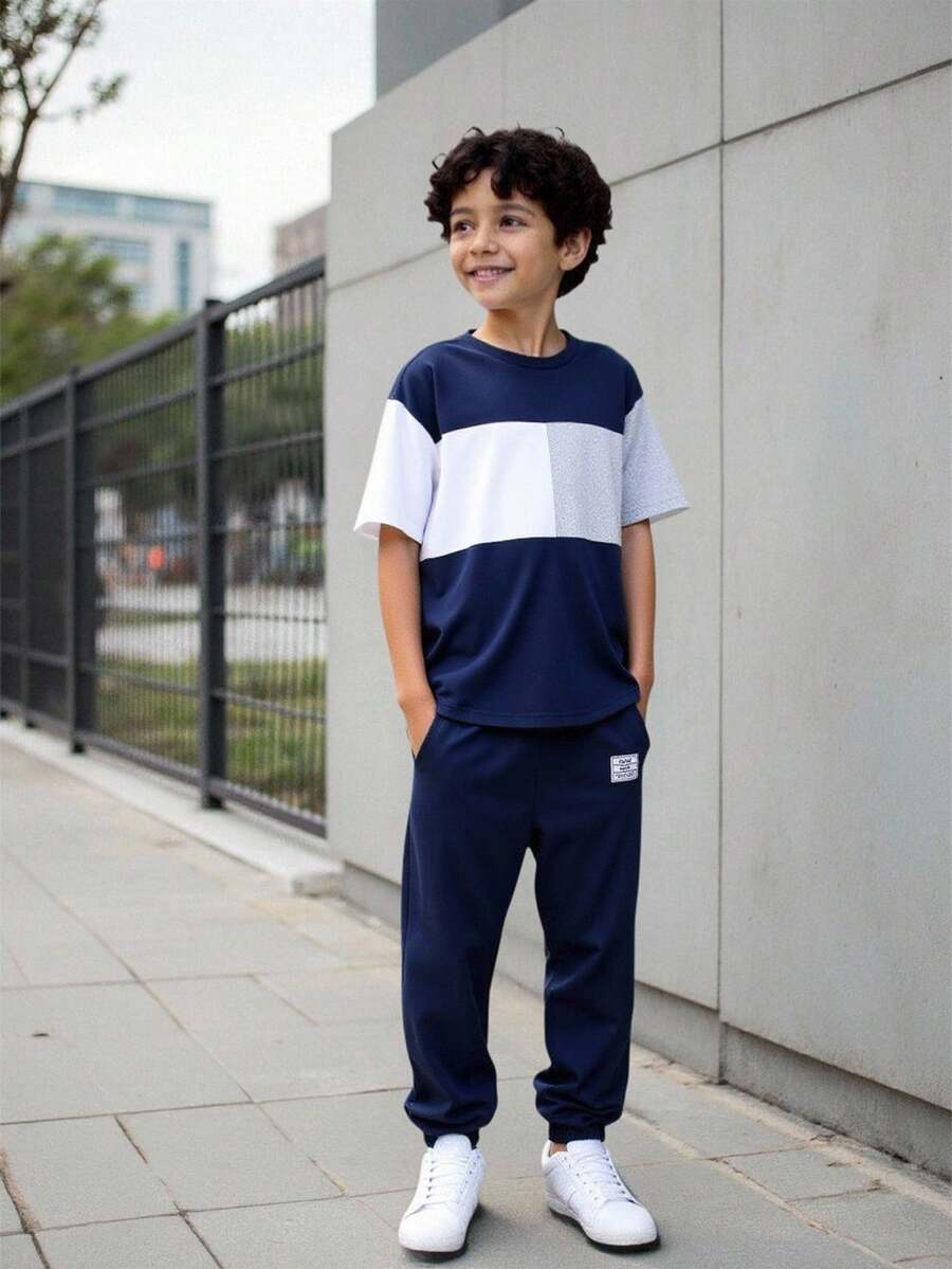SHEIN Vacaura 两件套休闲时尚简约蓝灰白拼接T恤裤套装,适合青少年男孩,宽松版型,适合秋季、春季、夏季日常穿着、通勤、户外活动、运动、上学、街头风、派对和拍照等场合。 - 彩色 - 查看 1