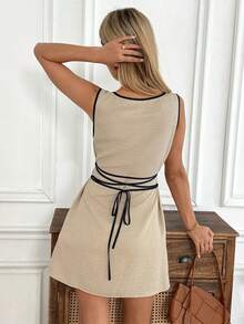 Easowa 黑色撞色滚边卡其色无袖系带A字迷你连衣裙，适合日常办公、休闲、度假、与朋友喝下午茶等场合。 - 卡其色 - 查看 3