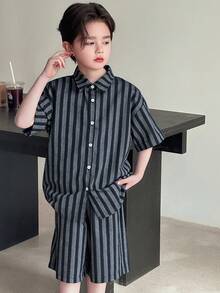 Dazy Kids Conjunto informal de verano para niño preadolescente con camisa de botones a rayas y pantalones cortos - Azul Marino - Ver 2