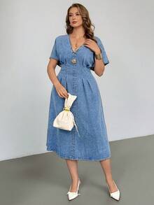 Auralis 大码女式V领短袖金属3D花卉装饰时尚牛仔连衣裙，春夏情人节嘉年华服装通勤度假毕业时尚Y2K可爱街头风派对婚礼优雅商务休闲女式大码牛仔连衣裙优雅V领褶皱水洗牛仔中长连衣裙 - 藍色 - 查看 4