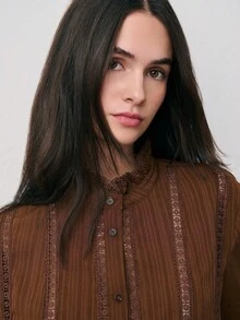 Nöista Áo kiểu màu nâu có viền ren dọc, cổ cao xếp nếp, cài cúc phía trước và tay dài với cổ tay bo chun. Thích hợp cho mùa xuân, hè, nữ. - màu nâu - Xem 5