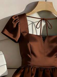 GlowEve Áo kiểu nữ mới, thiết kế xếp ly, khoét eo, tay ngắn, chất liệu dệt bóng, màu sắc tươi tắn, lưng xếp ly, thanh lịch, phù hợp cho công sở, mặc hàng ngày. - màu nâu - Xem 5