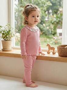 SHEIN Conjunto de 2 piezas de ropa cómoda y suave para bebé niña, con bordado de unicornio lindo, estampado floral elegante y cuello con volantes, top de manga larga y pantalones, conjunto de pijama para bebé niña - Rosa - Ver 1