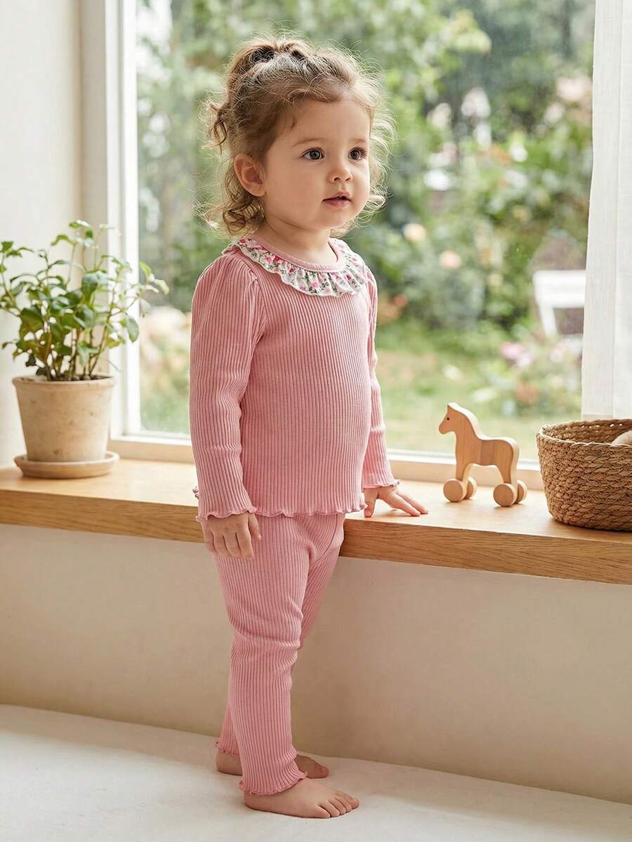 SHEIN Conjunto de 2 piezas de ropa cómoda y suave para bebé niña, con bordado de unicornio lindo, estampado floral elegante y cuello con volantes, top de manga larga y pantalones, conjunto de pijama para bebé niña - Rosa - Ver 1