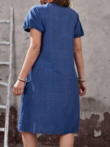 EMERY ROSE 大码女式纯色圆领短泡泡袖单排扣褶皱设计休闲连衣裙 - 藍色 - 查看 2