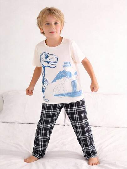 两件套男童短袖长裤套装，蓝色恐龙风景印花，黑色格子，休闲舒适，柔软宽松，松紧腰带，针织圆领，夏季