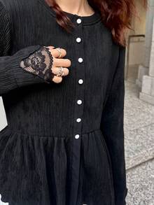 FRIFUL 女士圆领开襟纹理面料蕾丝拼接荷叶边下摆宽松纯色T恤，适合春夏季穿着 - 黑色 - 查看 2