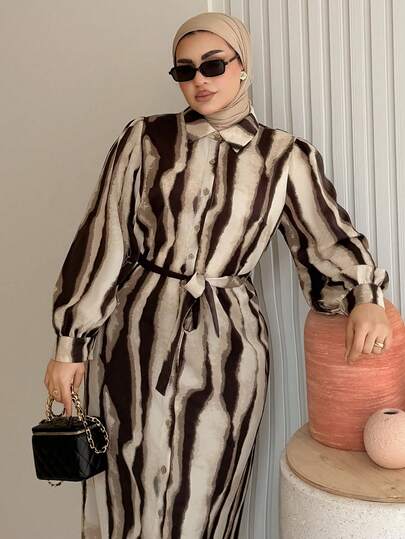 Dazy Plus Avslappnad lös asymmetrisk klänning med lång knytband i midjan, resortstil