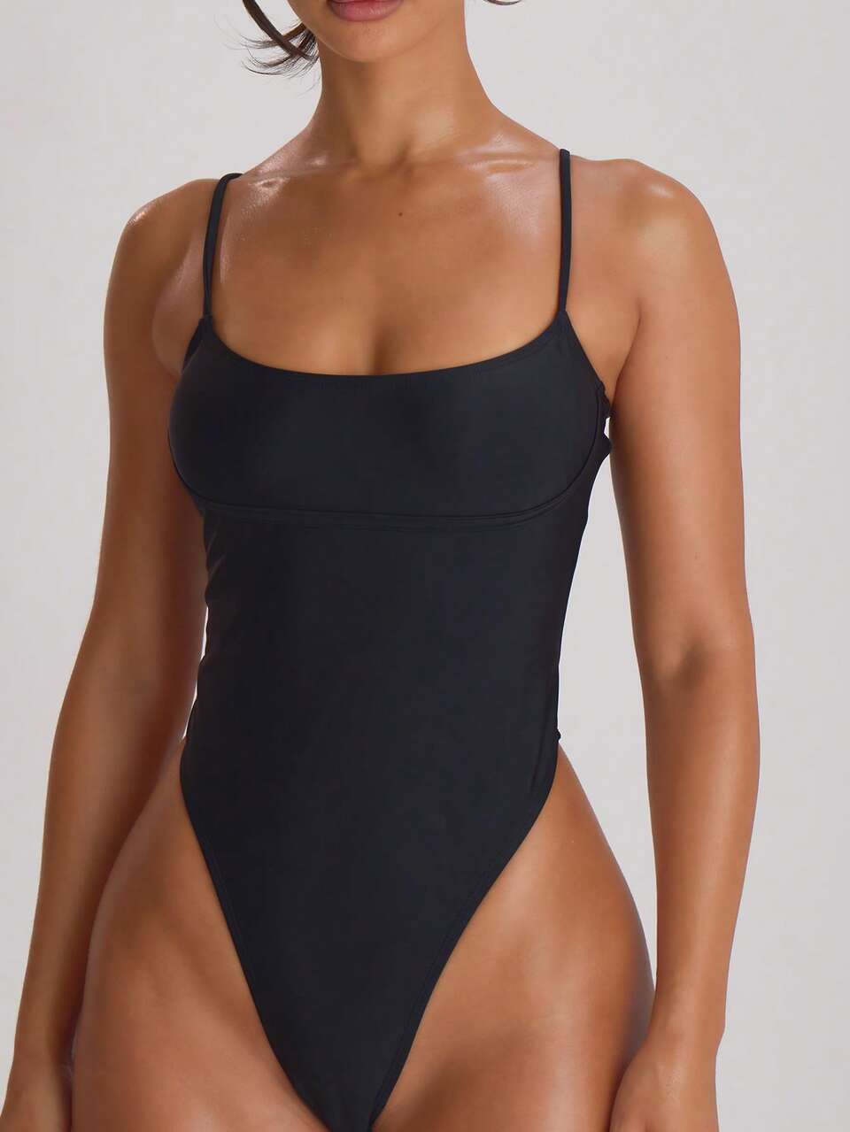 Costume intero nero con scollo dritto, spalline sottili e sgambatura alta