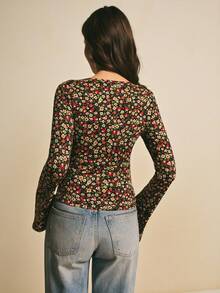 Poéselle Áo thun dài tay cổ chữ V buộc phía trước họa tiết hoa cho nữ - Áo thun Cottagecore cổ điển co giãn cho phong cách mùa thu Áo thun dài tay buộc phía trước họa tiết hoa cho nữ Áo cánh Cottagecore Áo thun hoa Y2k Áo cổ chữ V nhún bèo Áo thun Jersey ôm vừa vặn họa tiết hoa mùa thu cho nữ Áo thun dài tay cổ chữ V họa tiết hoa nhỏ xinh xắn, vừa vặn, thanh lịch, buộc phía trước - Nhiều màu - Xem 5