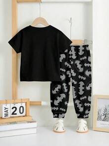 BATMAN X SHEIN 2件套男童休闲宽松舒适运动风酷炫logo印花圆领短袖T恤和裤子，适合球迷，春夏款 - 彩色 - 查看 4