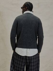 Musero 长袖V领针织套头衫，内置叠穿设计，冬季必备单品 - 深灰色 - 查看 2