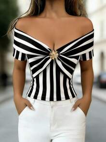 Ellegaria. قميص تي شيرت نسائي بياقة على شكل حرف V وأكمام قصيرة مع عقدة أمامية وزخرفة إبزيم معدني، طباعة رقمية بخطوط مائلة باللونين الأسود والأبيض، تصميم خصر على شكل حرف T، أنيق وعصري للارتداء اليومي - متعدد الألوان - مشاهدة 3