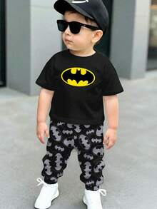 BATMAN X SHEIN 2件套男童休闲宽松舒适运动风酷炫logo印花圆领短袖T恤和裤子，适合球迷，春夏款 - 彩色 - 查看 1